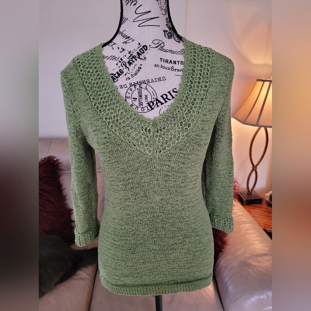 Nomi beautiful sweater for women. Size medium.